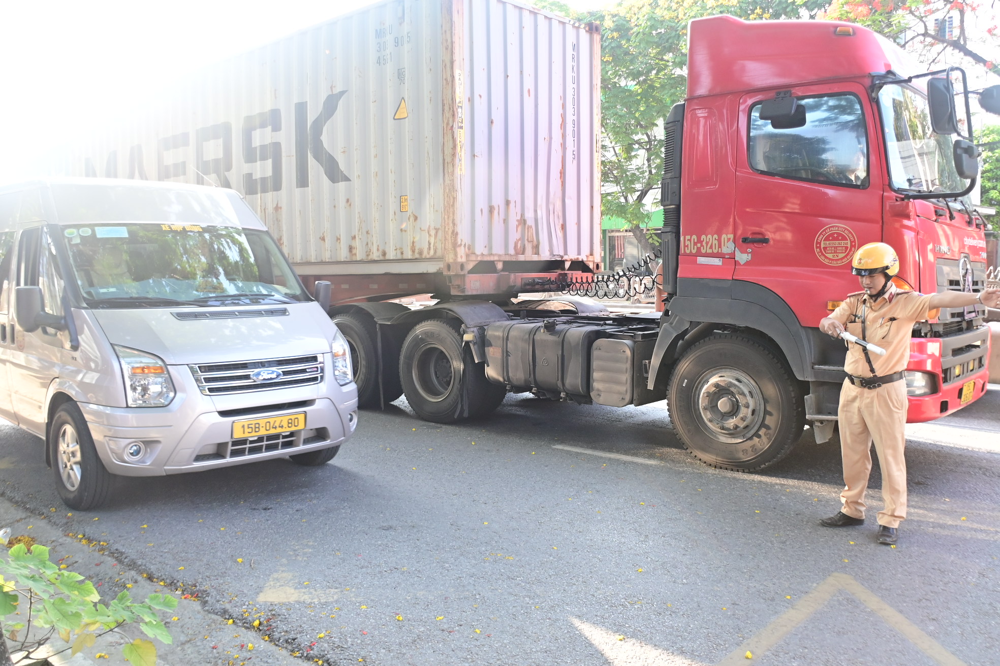 Phòng Cảnh sát giao thông lập lại trật tự an toàn giao thông tuyến đường Nguyễn Văn Linh và Tôn Đức Thắng